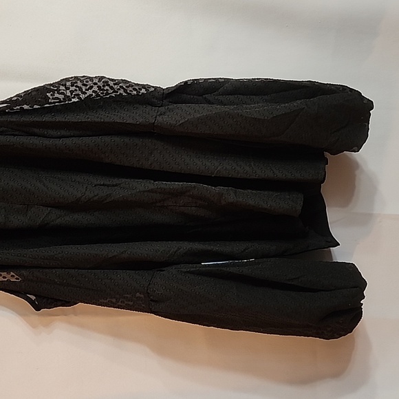 (9985) NWT CeCe cold shoulder top - Picture 9 of 9